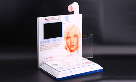 化妝品展示架和化妝品之間應該如何搭配?